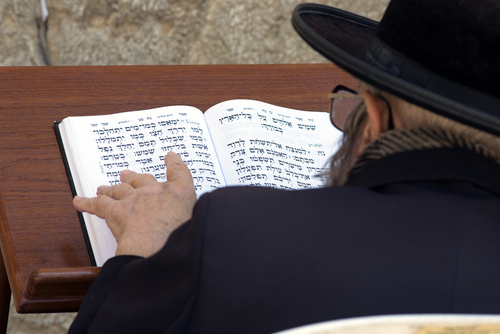 אדם מבוגר לומד גמרא