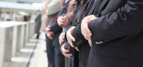 אנשים נוכחים בקבורה בקומות