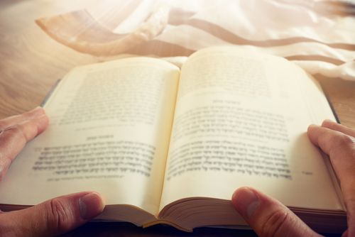 אדם קורא תפילת מנחה